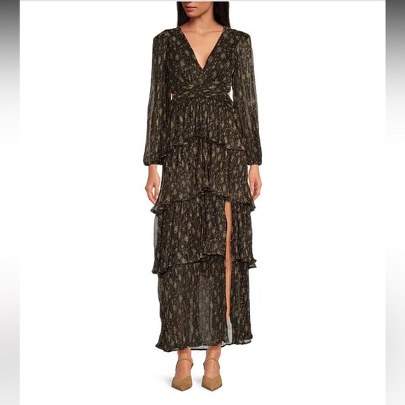 ASTR Dresses & Skirts - Chic Black Floral Long Sleeve Dress